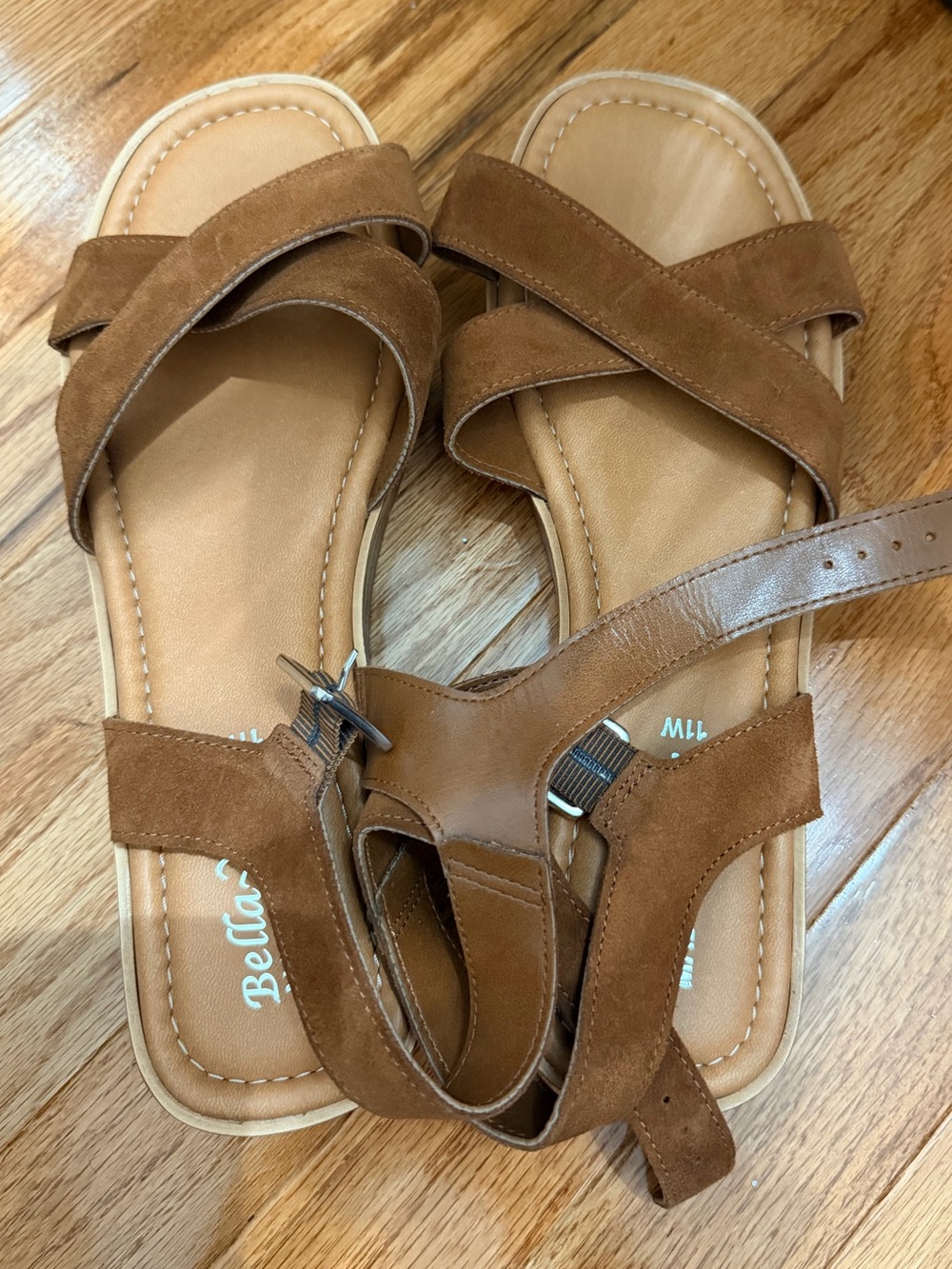 NWOT Bella Vita Tan Crossover Strap Sandals